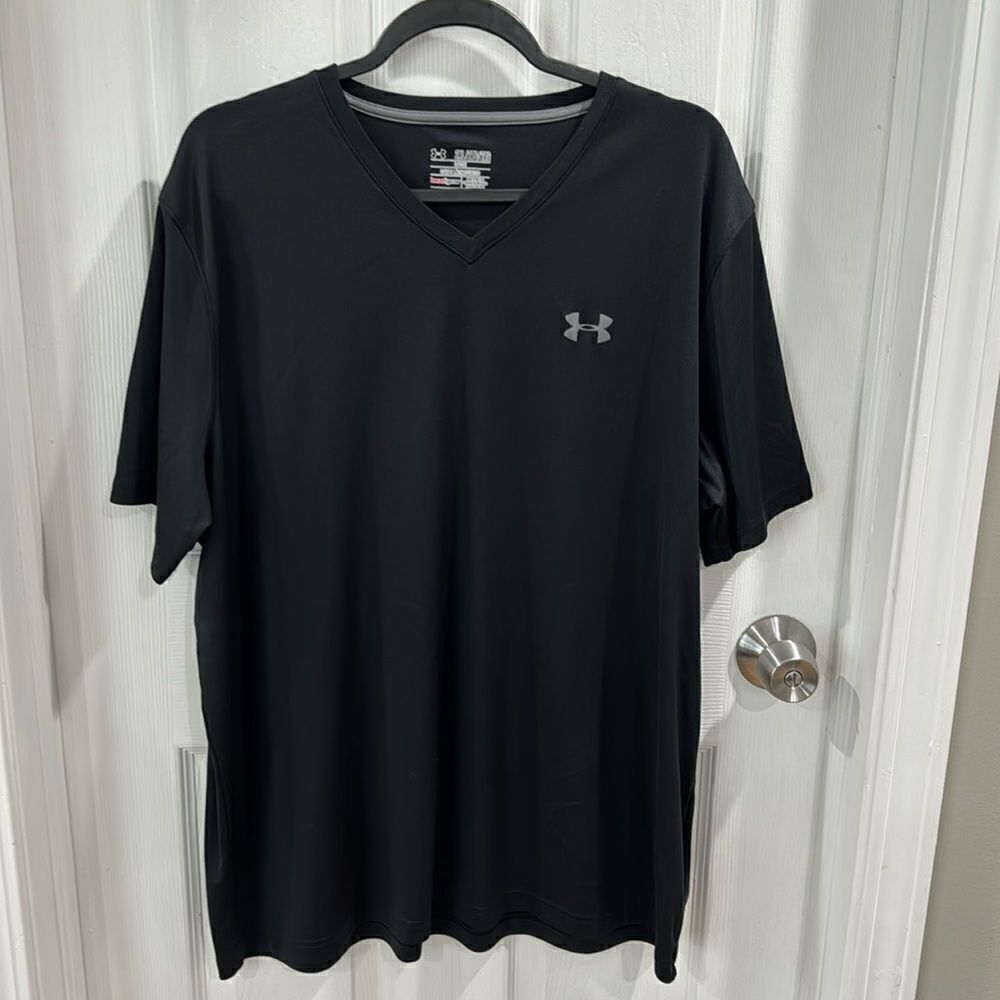 UNDER ARMOUR HEAT GEAR SHIRT.